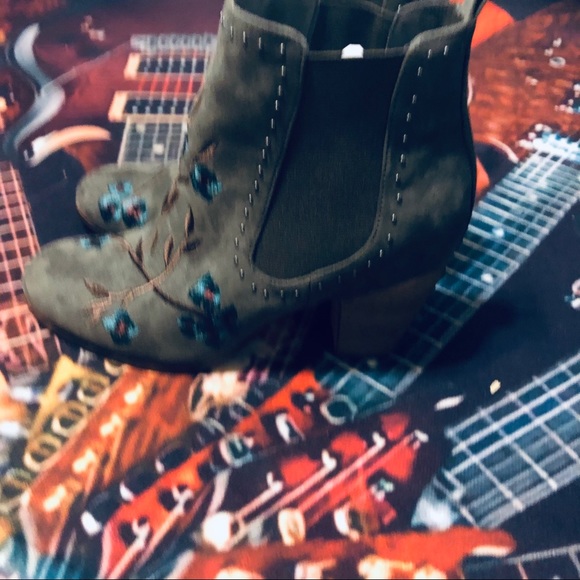 Crown Vintage Gray Embroidered Ankle Booties! - Picture 7 of 14